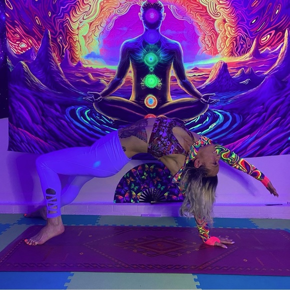 Meet your Posher, Andrea - Picture 2 of 6